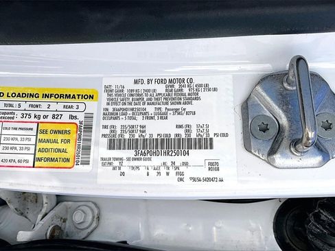 Used 2017 Ford Fusion SE w/ Fusion SE Technology Package image 18