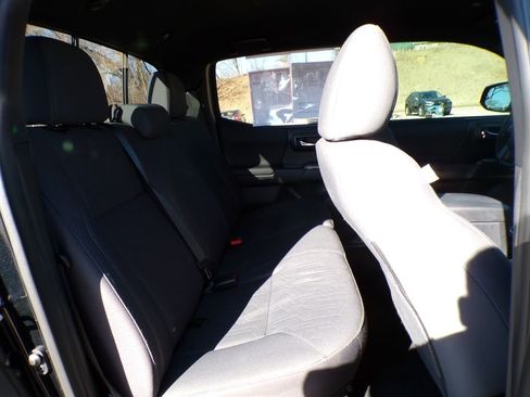 Used 2019 Toyota Tacoma TRD Sport image 21