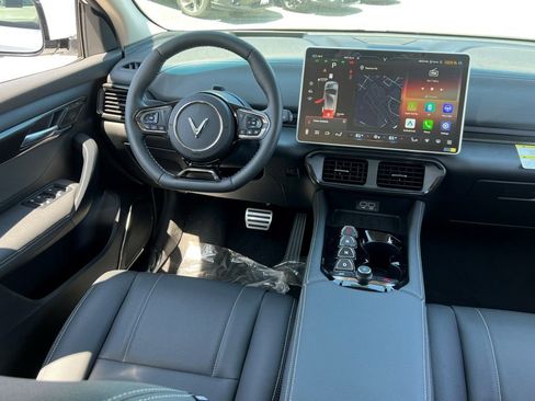 New 2025 VinFast VF 8 Eco image 18