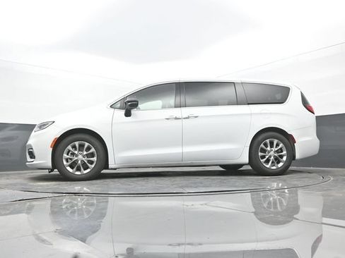 Used 2026 Chrysler Pacifica Limited FWD image 58