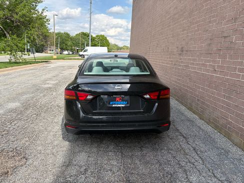 Used 2025 Nissan Altima 2.5 SV FWD image 4