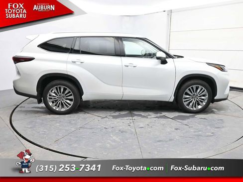 Used 2024 Toyota Highlander Platinum image 13