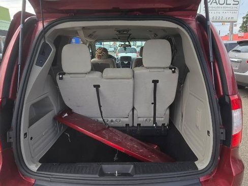 Used 2014 Chrysler Town & Country Touring w/ Driver Convenience Group FWD image 16