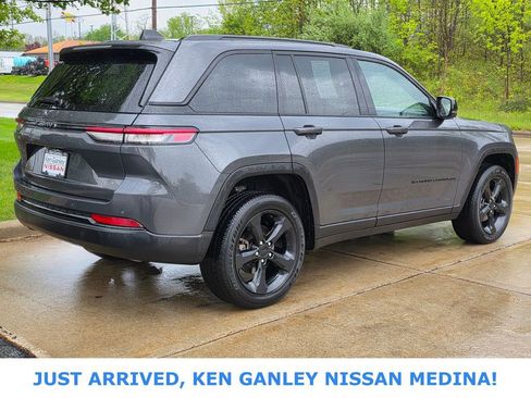 Used 2024 Jeep Grand Cherokee Altitude AWD/4WD image 3