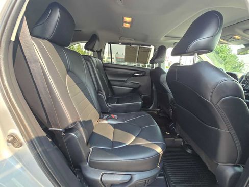 Certified 2020 Toyota Highlander XLE AWD/4WD image 12