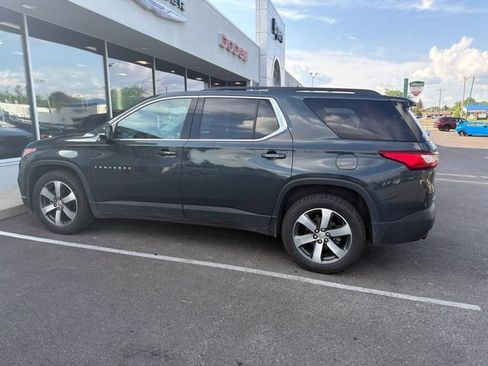 Used 2020 Chevrolet Traverse LT w/ LT Premium Package FWD image 2