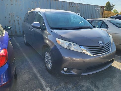 Used 2012 Toyota Sienna XLE image 3
