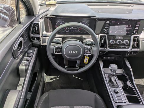 Certified 2022 Kia Sorento LX FWD image 13