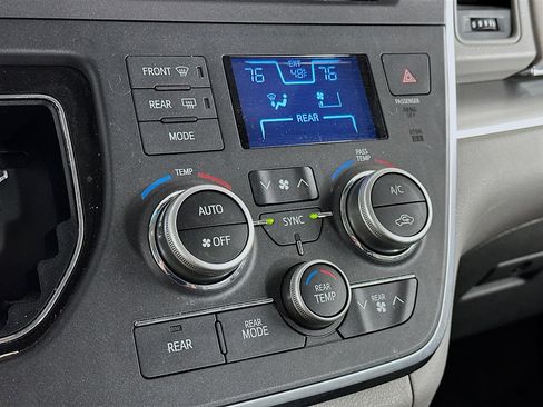 Used 2015 Toyota Sienna LE image 23