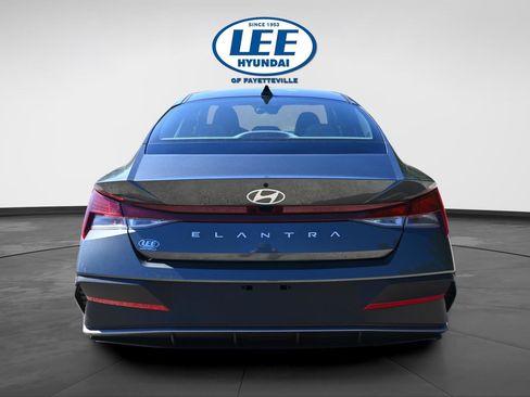 Certified 2025 Hyundai Elantra SE FWD image 4