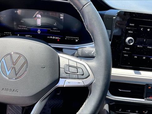 Certified 2025 Volkswagen Taos SE w/ Panoramic Sunroof Package image 25