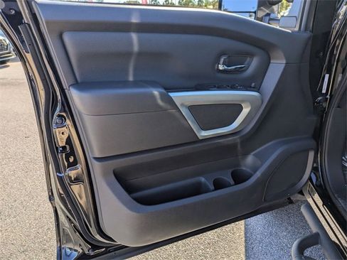 Used 2024 Nissan Titan SV w/ SV Convenience Package image 12