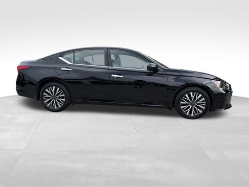 Used 2023 Nissan Altima 2.5 SV image 9