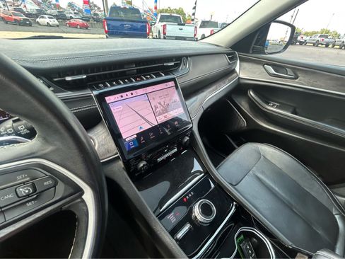 Used 2022 Jeep Grand Cherokee Limited AWD/4WD image 27