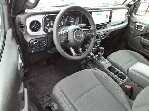 Used 2025 Jeep Wrangler Willys image 14