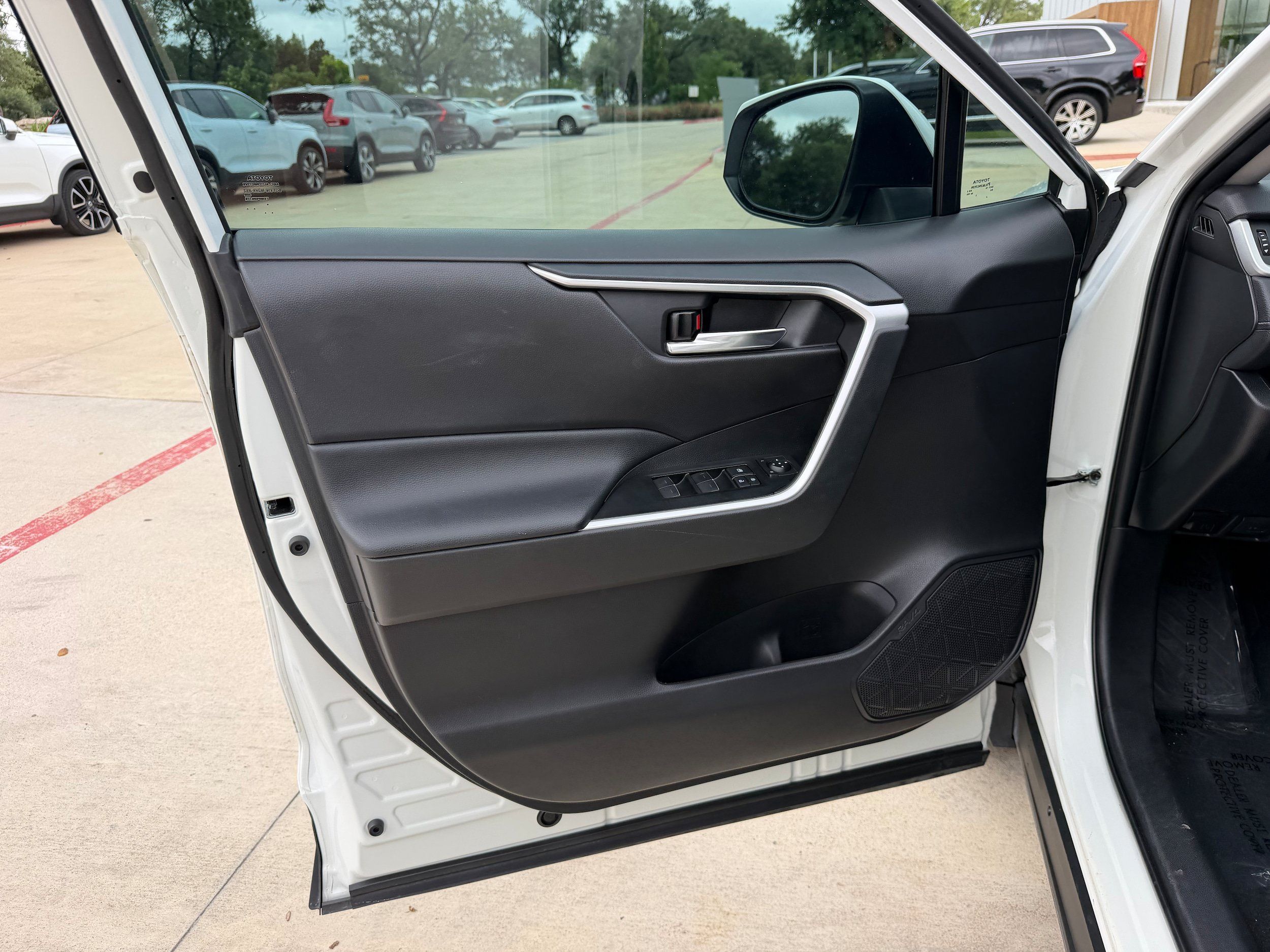Used 2022 Toyota RAV4 XLE FWD image 23