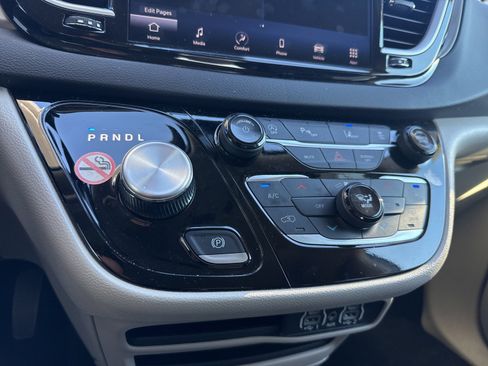 Used 2024 Chrysler Pacifica Touring-L image 21