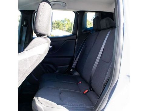 Used 2023 Jeep Renegade Latitude w/ Premium Group image 16