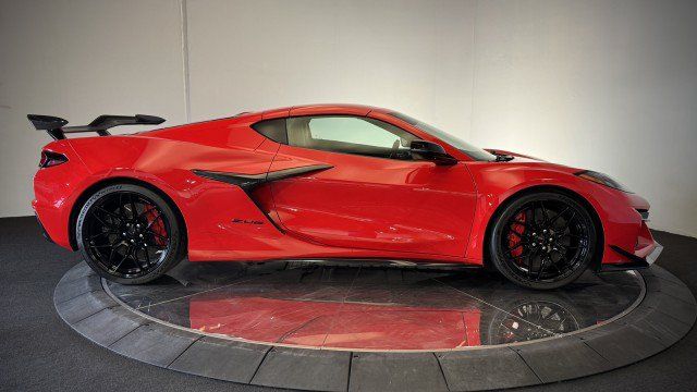 Used 2024 Chevrolet Corvette Z06 w/ Z07 Performance Package RWD image 29