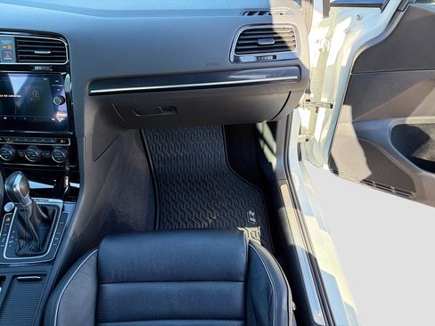 Used 2018 Volkswagen Golf R 4-Door image 17