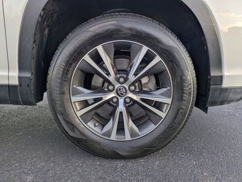 Used 2019 Toyota Highlander LE FWD image 11