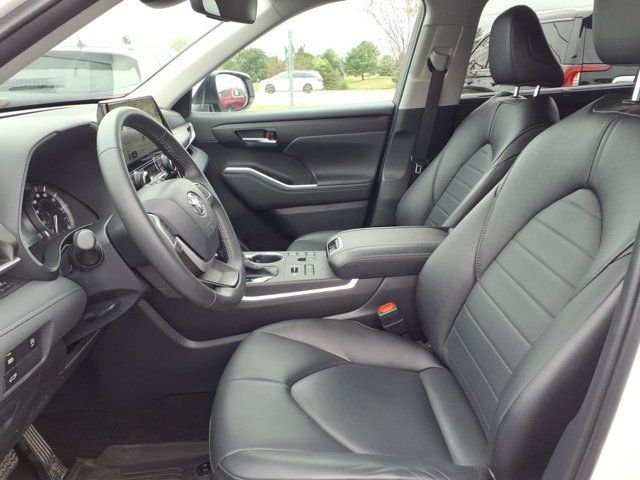 Used 2024 Toyota Highlander XLE AWD/4WD image 25