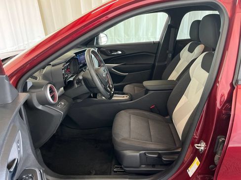 Used 2024 Chevrolet Trax RS FWD image 3
