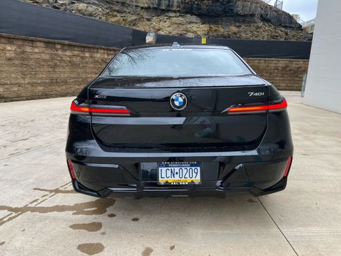 Used 2025 BMW 740i xDrive w/ Premium Package image 4