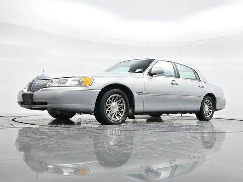 Used 2002 Lincoln Town Car Signature image 40