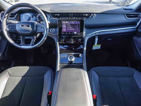 New 2025 Jeep Grand Cherokee Laredo image 11