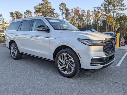 Certified 2025 Lincoln Navigator Reserve image 3
