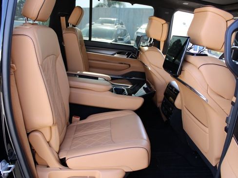 Used 2023 Jeep Grand Wagoneer Series III w/ Rear Seat Video Group 1 AWD/4WD image 14