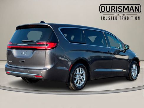 Used 2023 Chrysler Pacifica Touring-L image 5