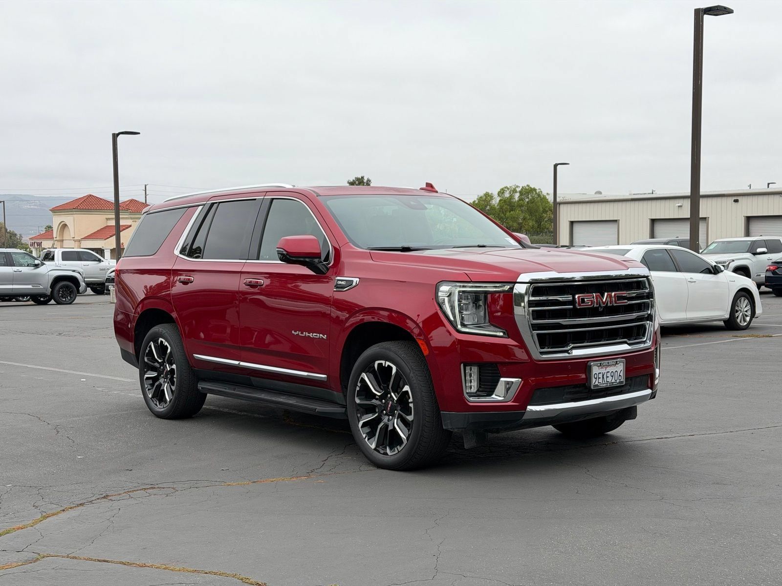 Used 2023 GMC Yukon SLT w/ SLT Premium Package AWD/4WD image 2