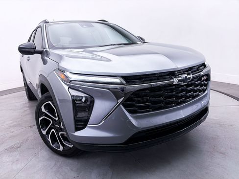 Used 2025 Chevrolet Trax RS w/ Driver Confidence Package FWD image 3