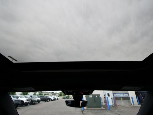 Used 2023 Chevrolet Traverse RS AWD/4WD image 17