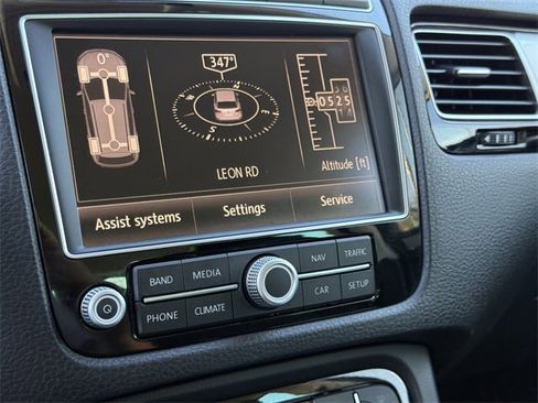 Used 2015 Volkswagen Touareg Sport image 16