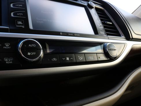 Used 2016 Toyota Highlander Limited image 25