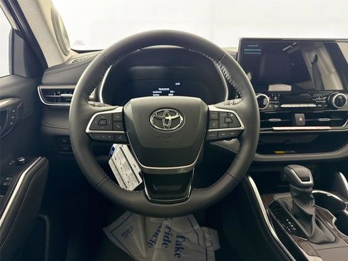 New 2026 Toyota Highlander Limited image 33