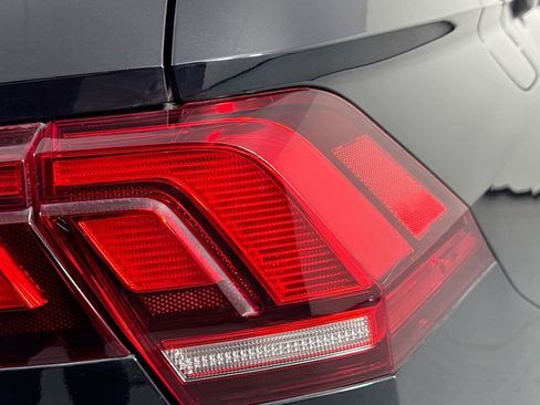 Used 2018 Volkswagen Tiguan SE w/ Panoramic Sunroof Package image 34