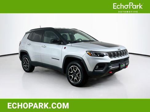 Used 2025 Jeep Compass Trailhawk AWD/4WD image 1