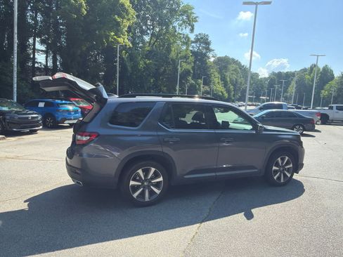 Used 2025 Honda Pilot Touring image 12