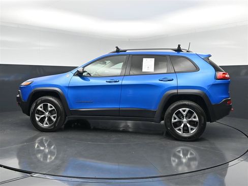 Used 2018 Jeep Cherokee Trailhawk w/ Cold Weather Group AWD/4WD image 8