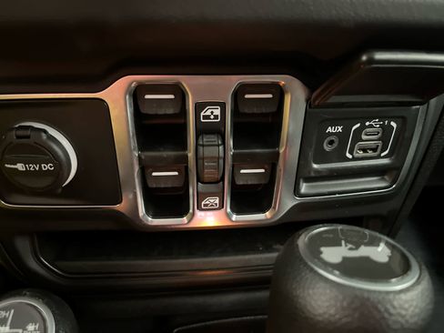 Used 2025 Jeep Wrangler Sahara AWD/4WD image 25