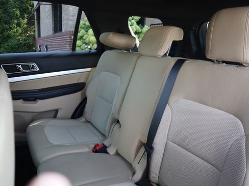 Used 2017 Ford Explorer XLT FWD image 21