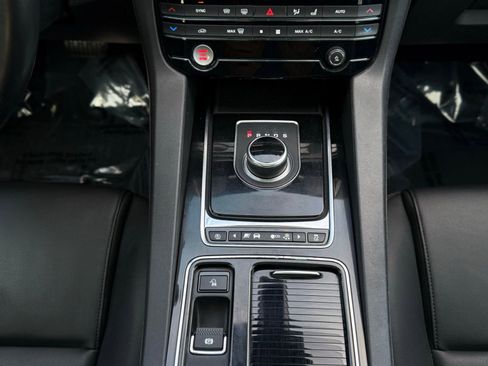 Used 2018 Jaguar F-PACE Premium image 27