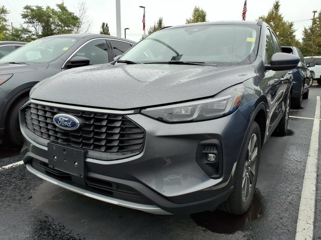 Used 2025 Ford Escape Platinum AWD/4WD image 1