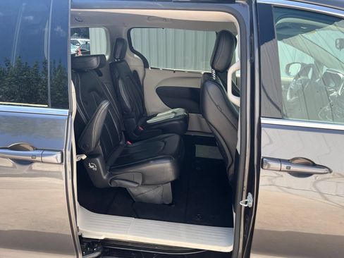 Used 2023 Chrysler Pacifica Touring-L FWD image 13