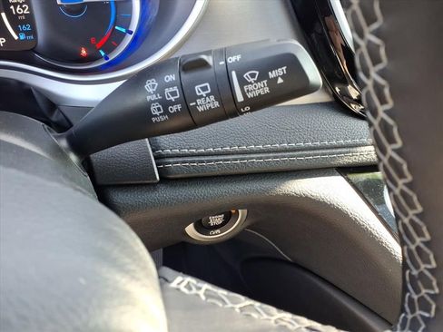 Used 2024 Chrysler Pacifica Premium image 22