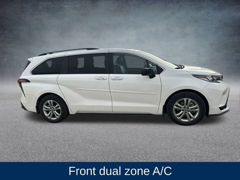 Used 2022 Toyota Sienna XSE image 6